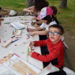 Por la tarde, los niños realizaron manualidades al aire libre, desarrollando su talento artístico.